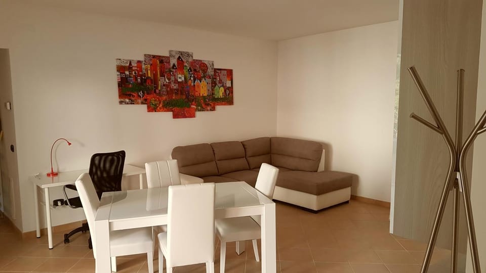 TV and multimedia, Living room, Seating area, Dining area