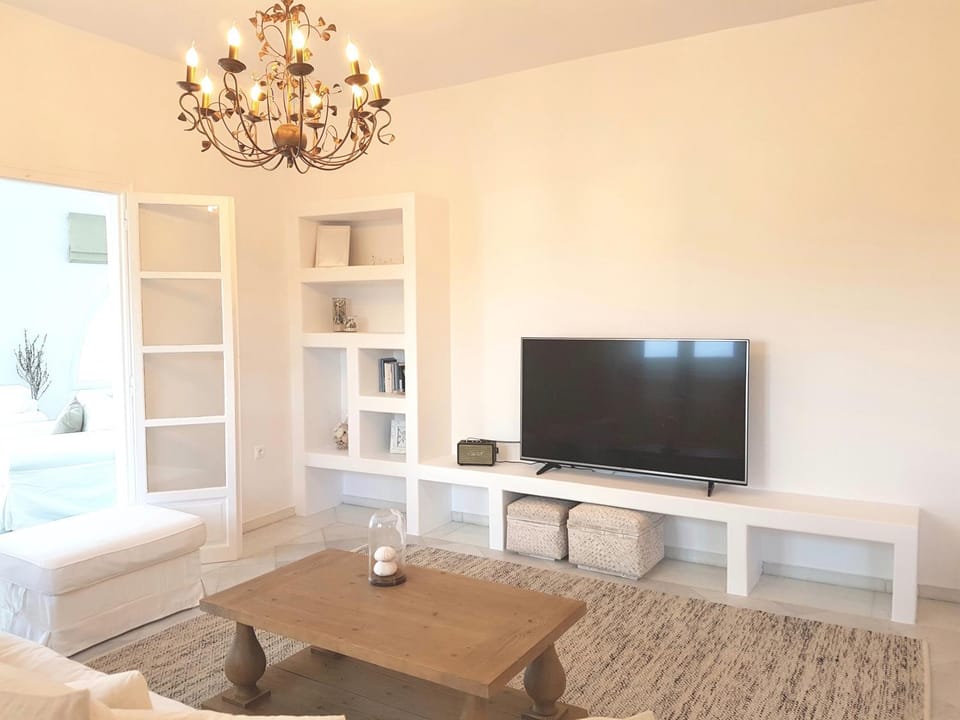 Communal lounge/ TV room, Living room