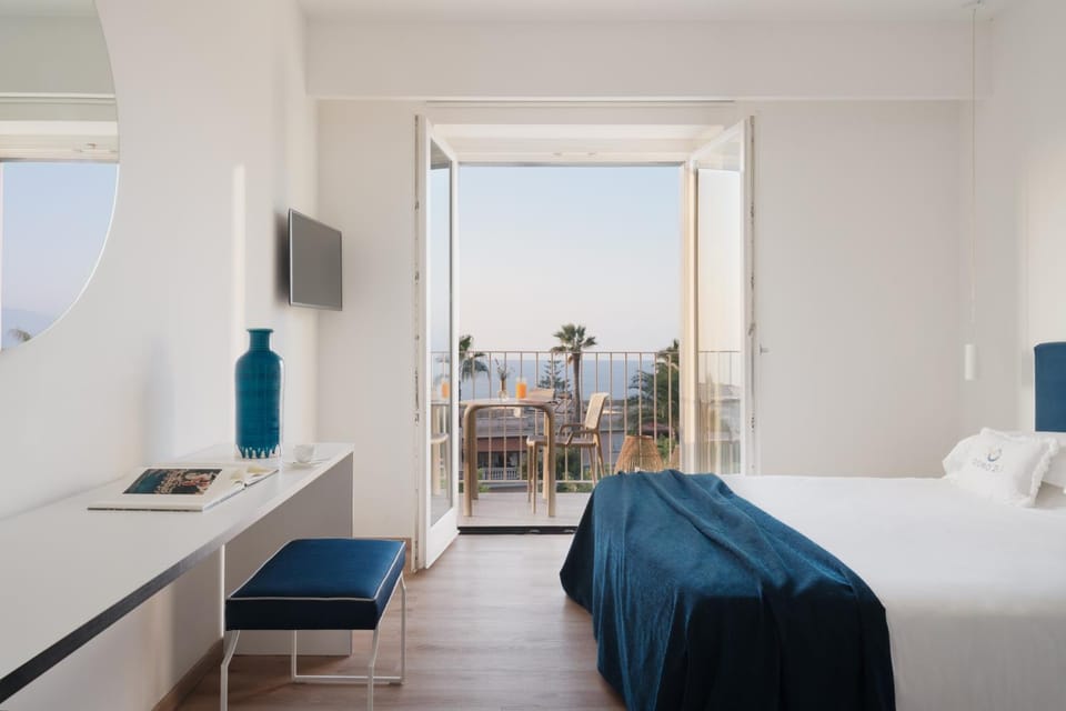 Bed, Natural landscape, TV and multimedia, View (from property/room), Balcony/Terrace, Photo of the whole room, Bedroom