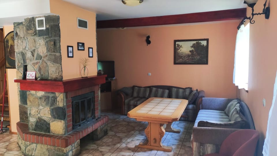 Communal lounge/ TV room, Living room, Seating area, Entertainment