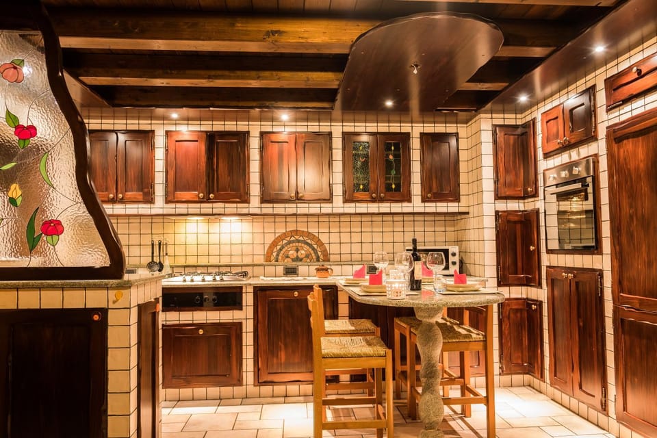 Kitchen or kitchenette, Dining area