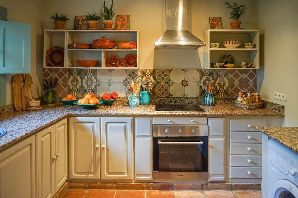 Kitchen or kitchenette, dishwasher, stove