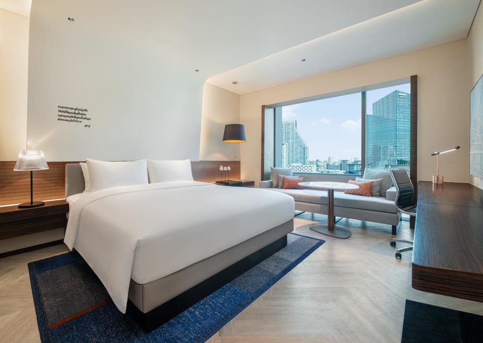 Bed, Photo of the whole room, Seating area, Bedroom, City view