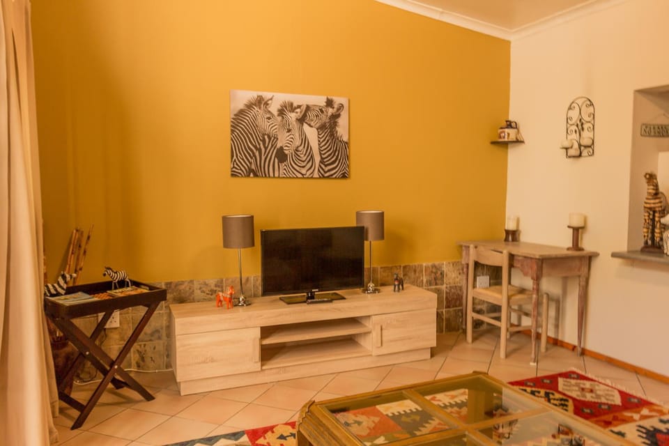 TV and multimedia, Kitchen or kitchenette, Living room, Decorative detail, Seating area