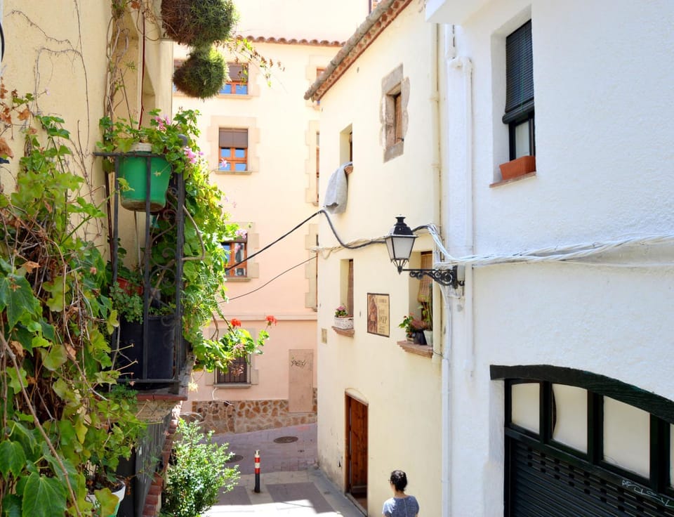 Property building, Restaurant/places to eat, Neighbourhood, Street view, Shopping Area