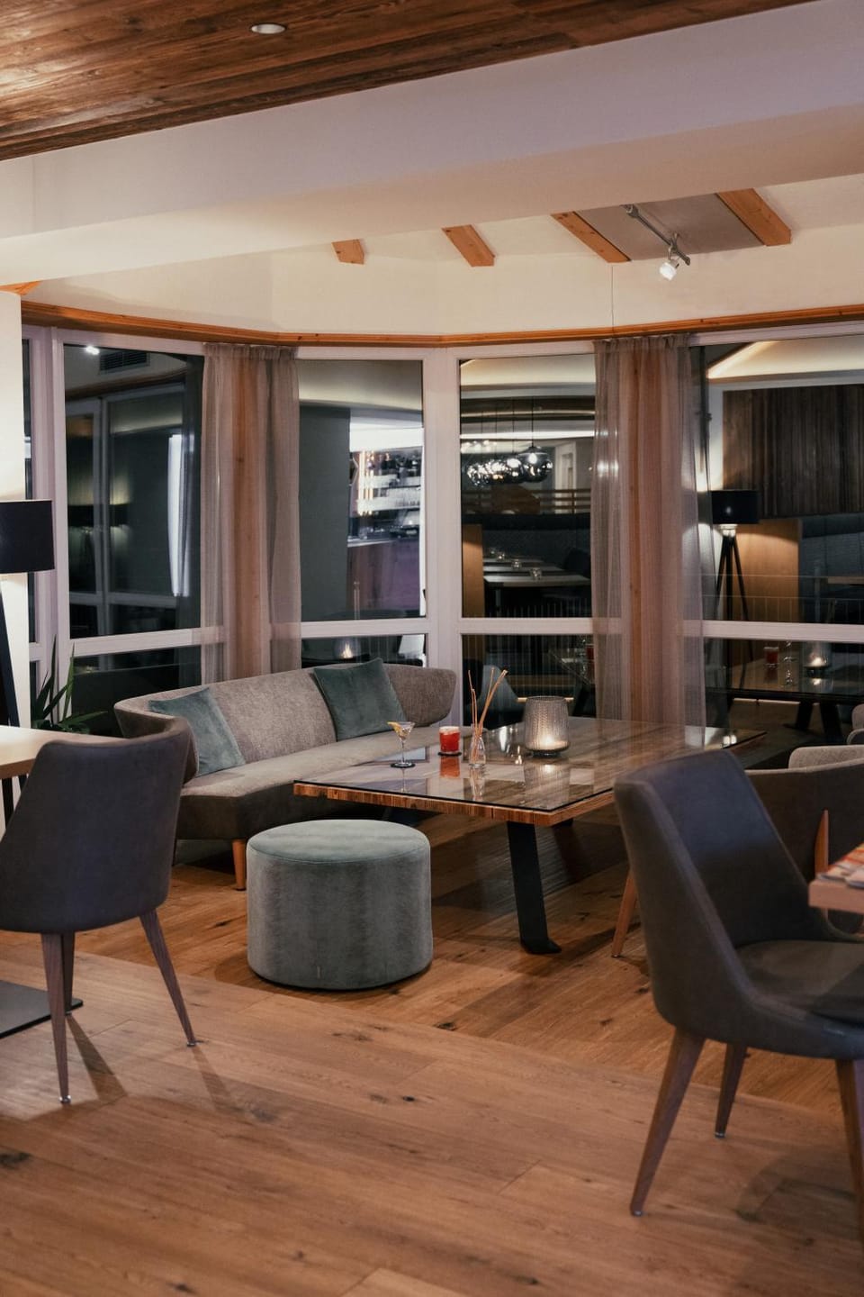 Restaurant/places to eat, Seating area