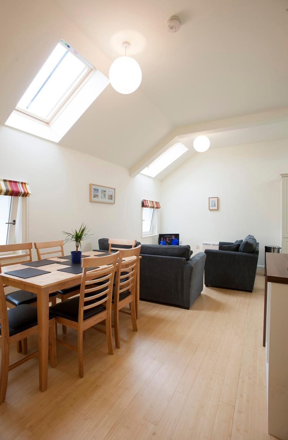 Kitchen or kitchenette, Living room, Seating area, Dining area