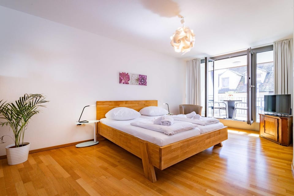 Bed, TV and multimedia, Bedroom