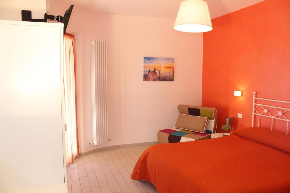 Photo of the whole room, Decorative detail, Bedroom, Communal kitchen