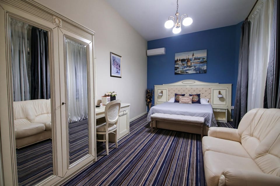 Bed, Photo of the whole room, Seating area, Bedroom