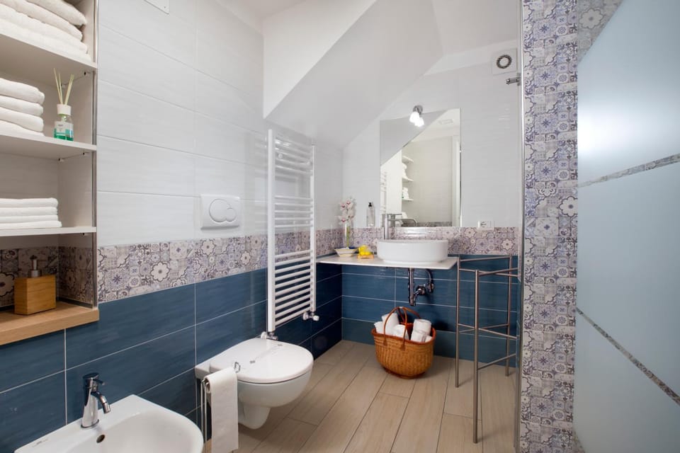 Shower, Toilet, Bathroom, bidet, towels