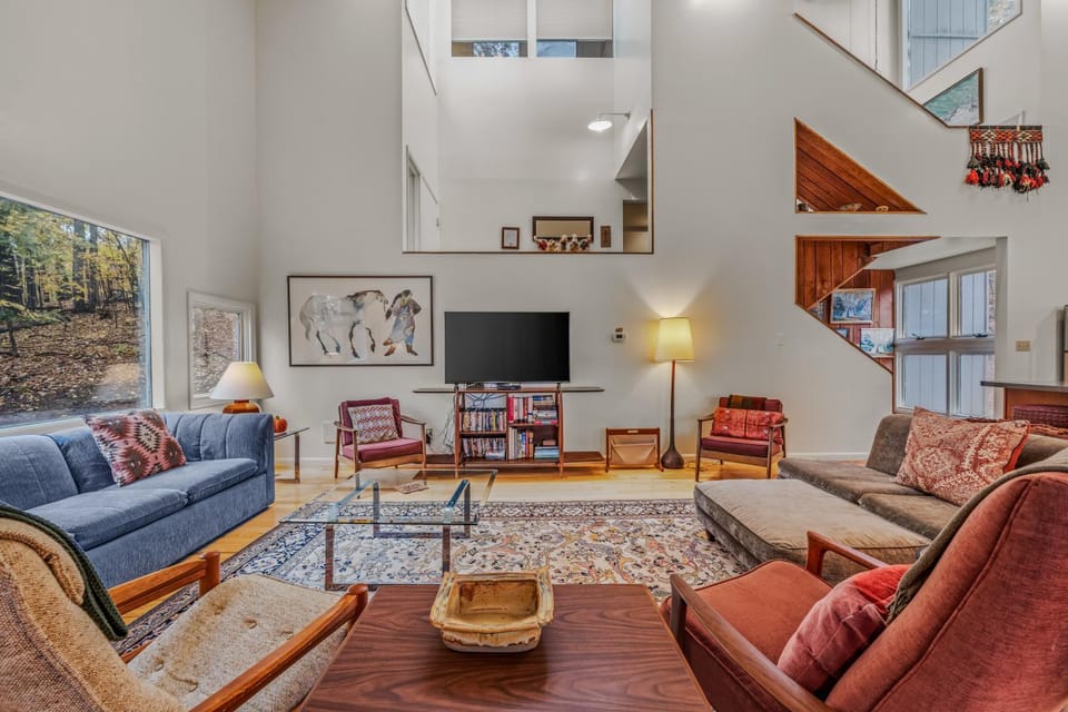 Communal lounge/ TV room, TV and multimedia, Living room, Seating area, Floor plan, Family