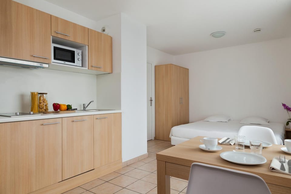 Kitchen or kitchenette, Bedroom