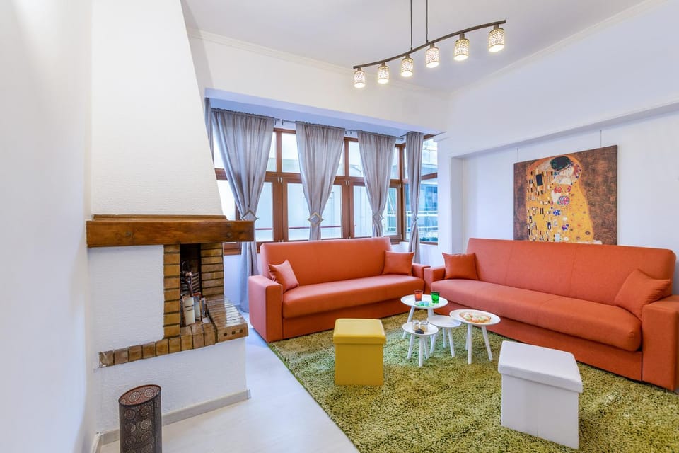 Nightclub / DJ, Living room