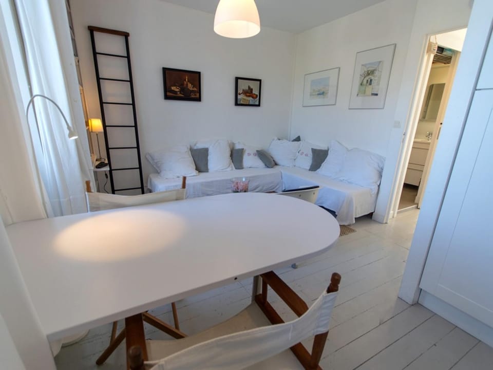 Appartement rénové vue mer au cœur de Le Palais - FR-1-418-80 Apartment in Brittany