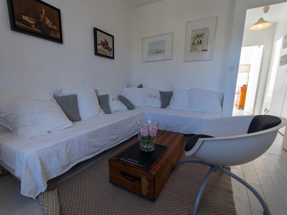 Appartement rénové vue mer au cœur de Le Palais - FR-1-418-80 Apartment in Brittany