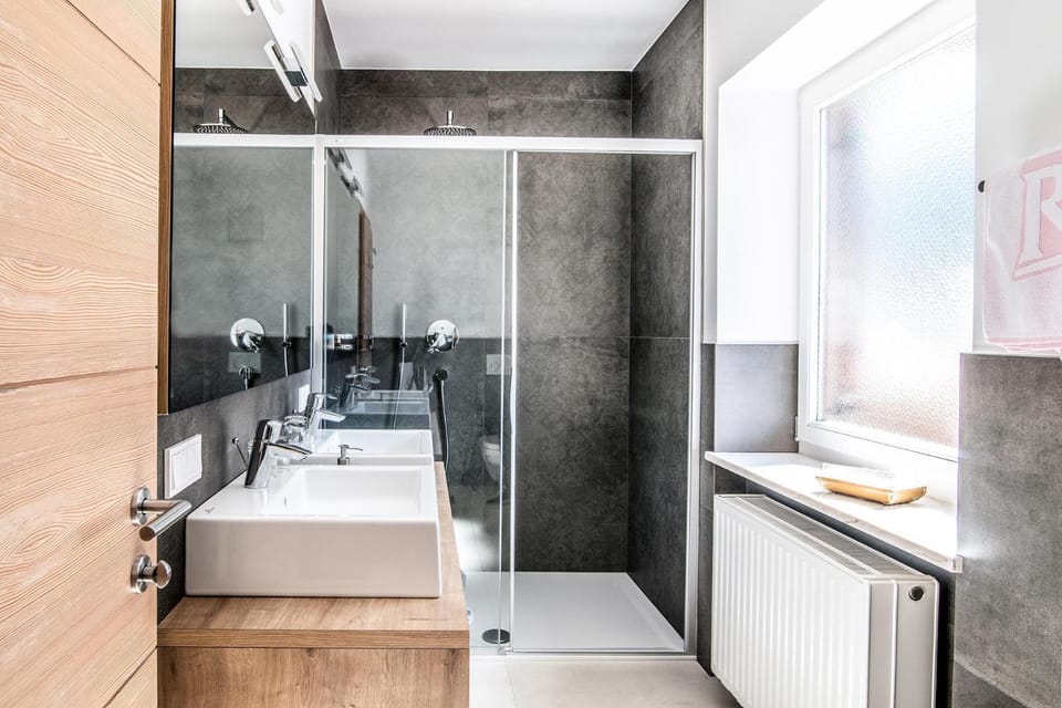 Shower, Garden, Living room, Swimming pool