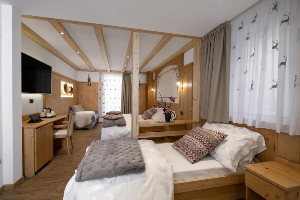 Bed, TV and multimedia, Photo of the whole room, Bedroom