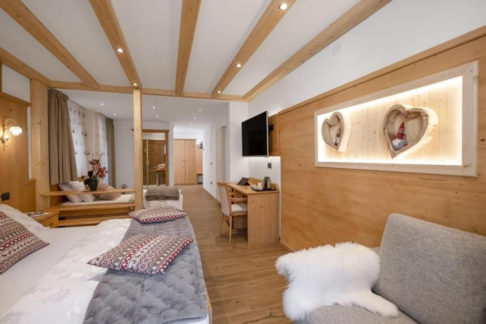 Bed, TV and multimedia, Photo of the whole room, Bedroom
