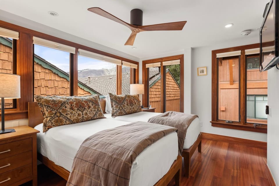 Photo of the whole room, Bedroom