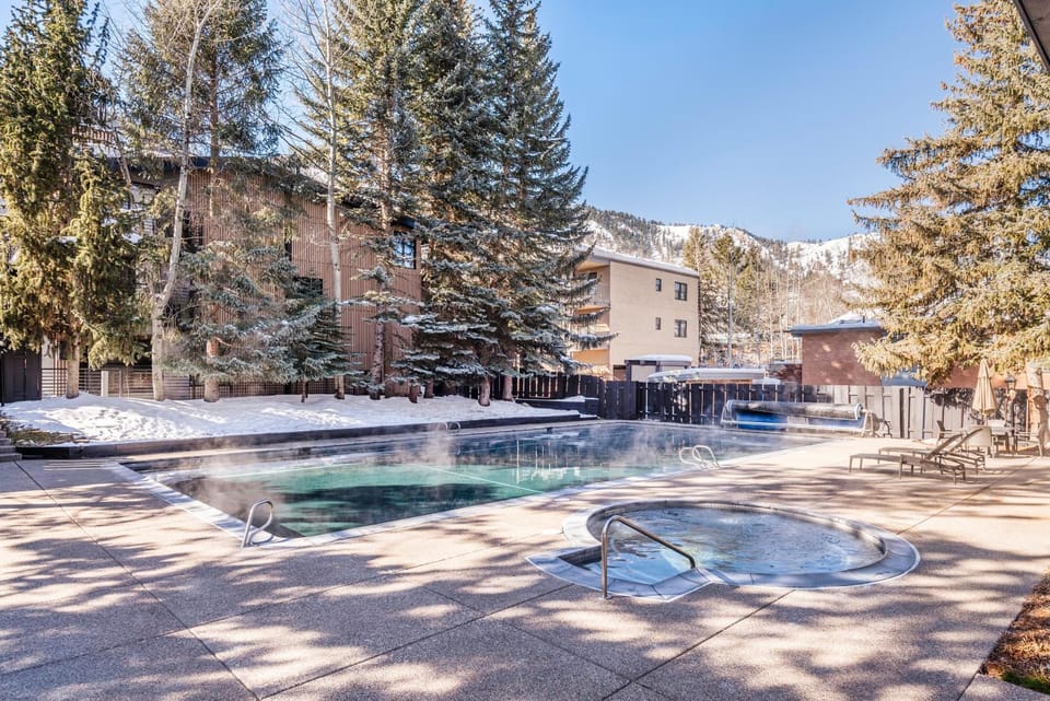 Chateau Roaring Fork Unit 37, Spacious Condo, Close to Downtown. Pool, Hot Tub, Fitness Center House in Aspen