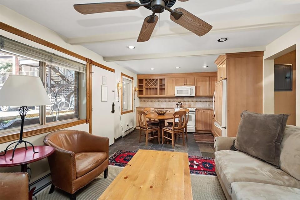 Kitchen or kitchenette, Living room