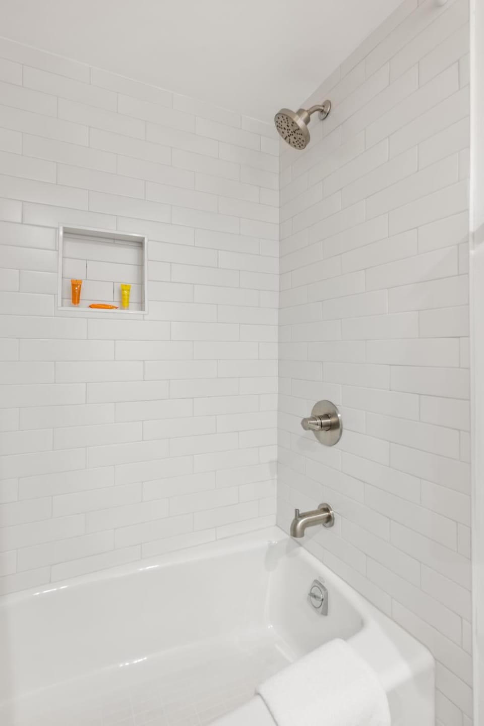 Chateau Eau Claire Unit 18, Spacious Condo Overlooking the River with a Private Deck House in Aspen