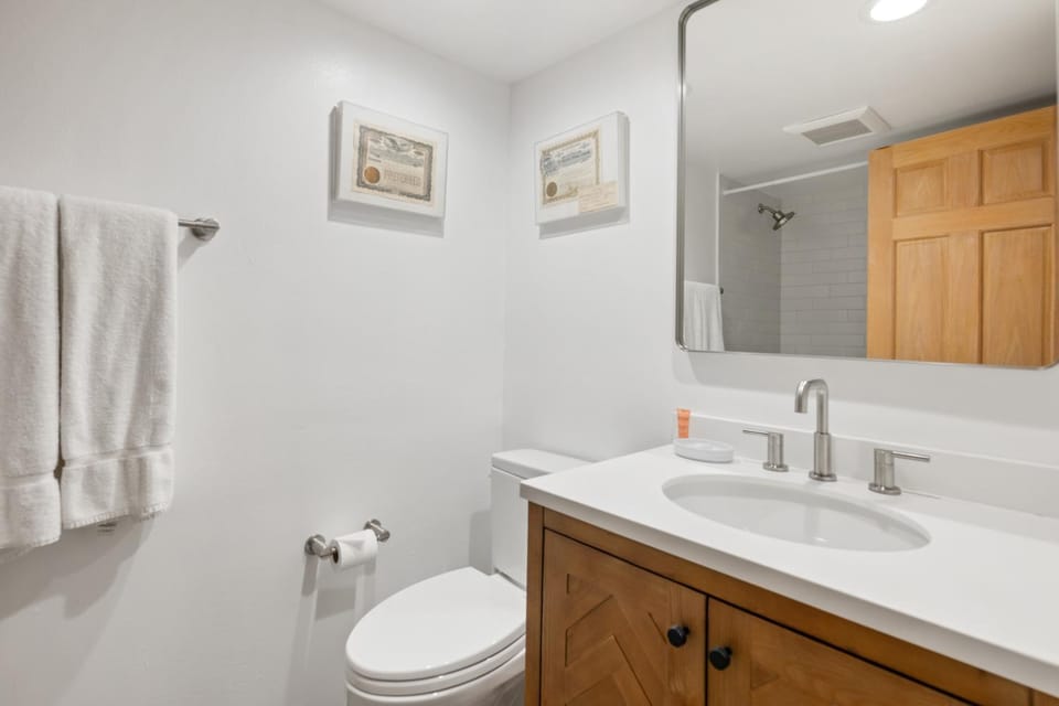 Chateau Eau Claire Unit 18, Spacious Condo Overlooking the River with a Private Deck House in Aspen