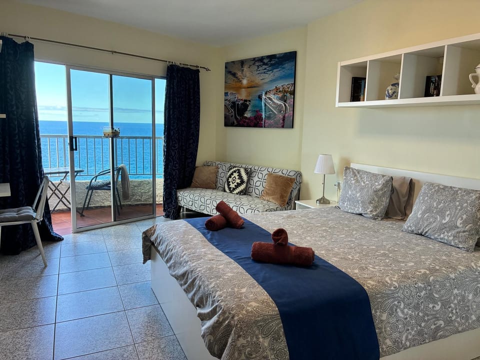 Bed, Photo of the whole room, Seating area, Sea view