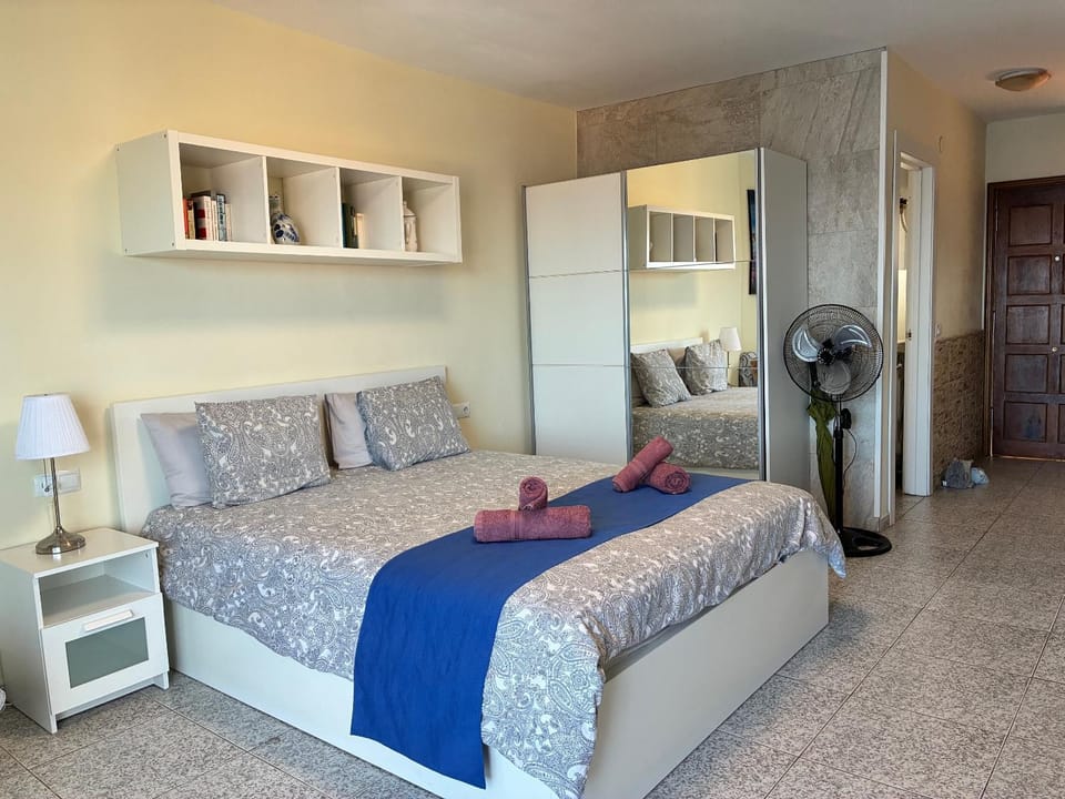 Photo of the whole room, Bedroom, wardrobe