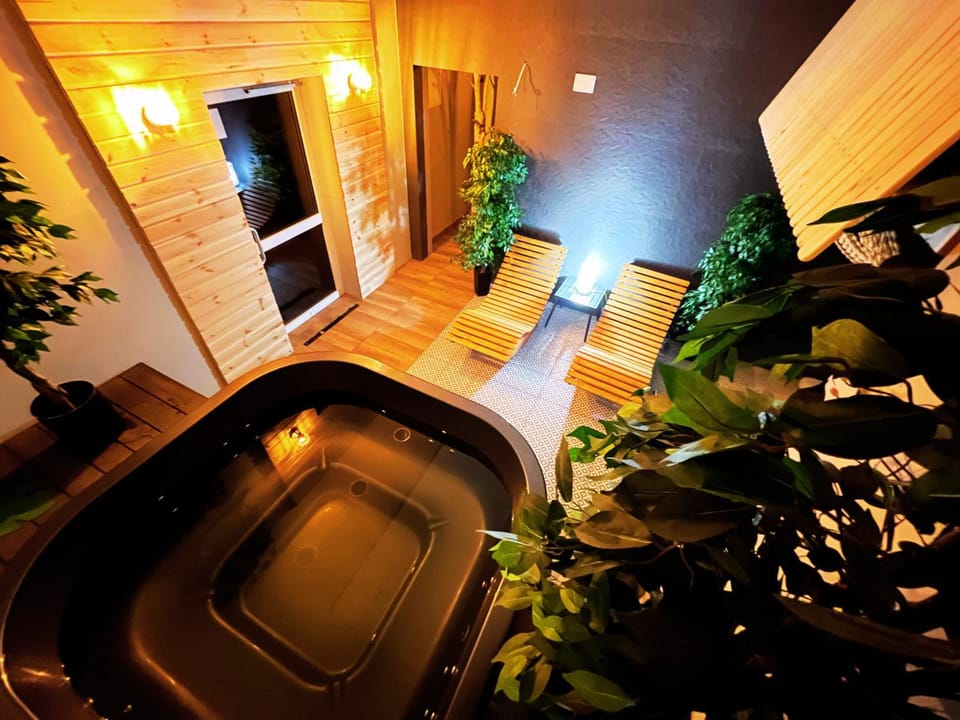 Hot Tub, Sauna
