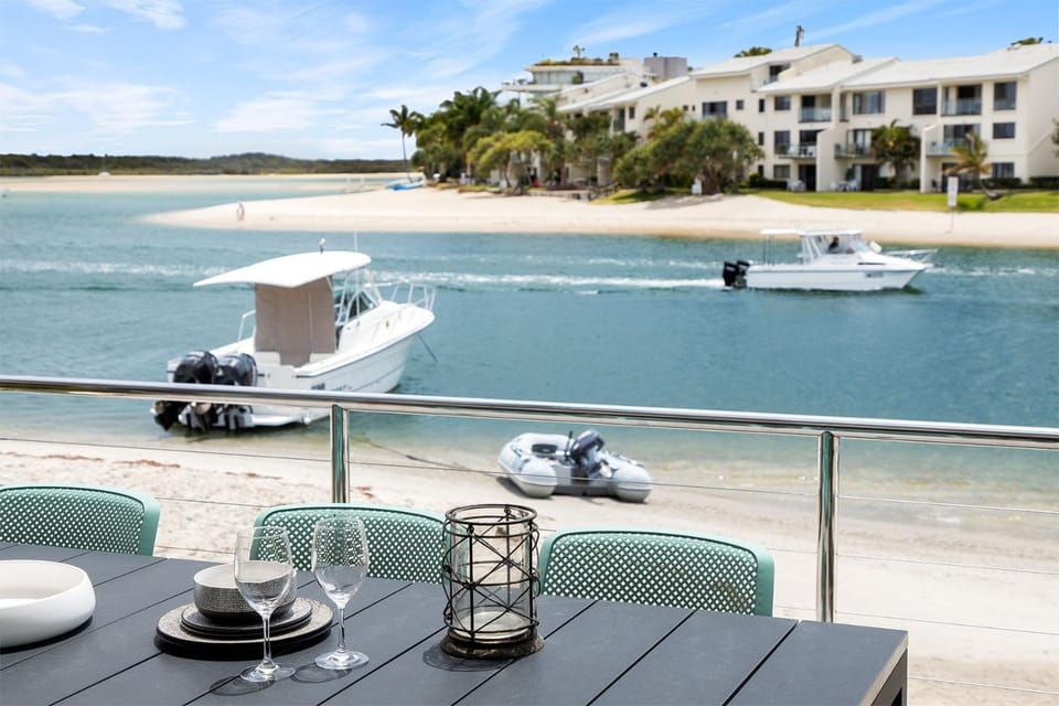 Driftwood 2 Riverfront with Jetty Apartment in Noosa Heads