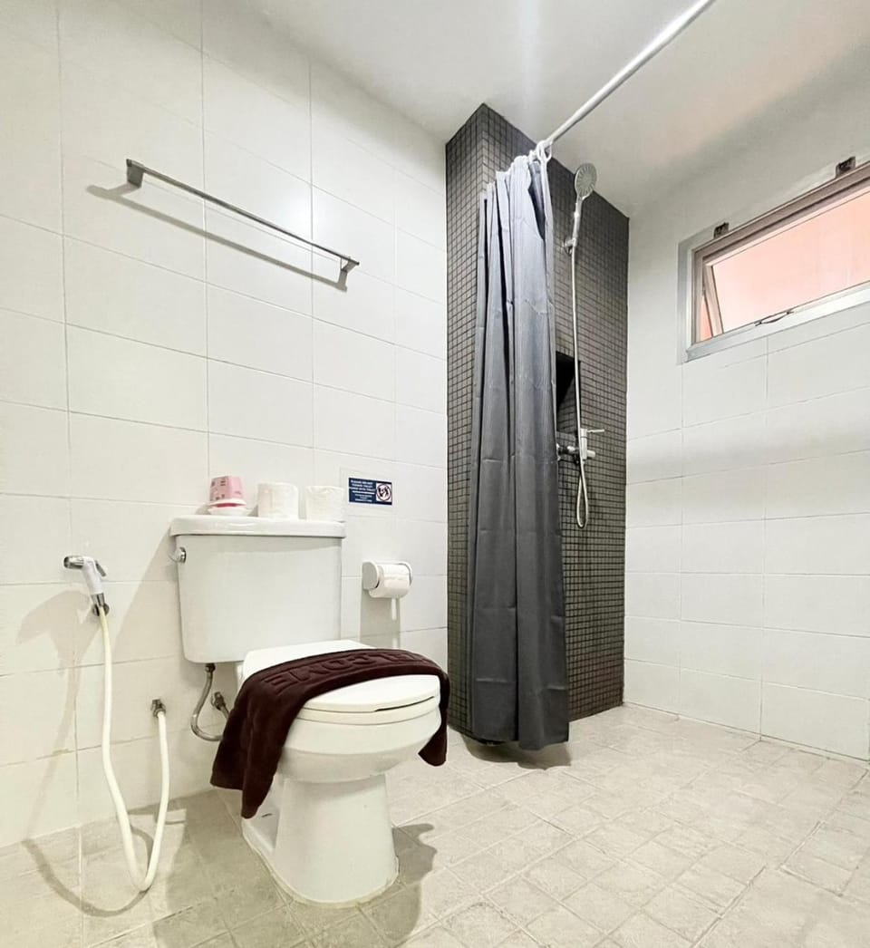 Shower, Toilet, Bathroom, towels