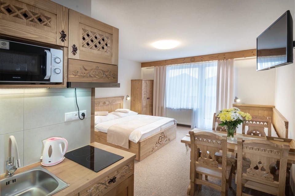Bed, Kitchen or kitchenette, Photo of the whole room, Seating area, Dining area, Bedroom