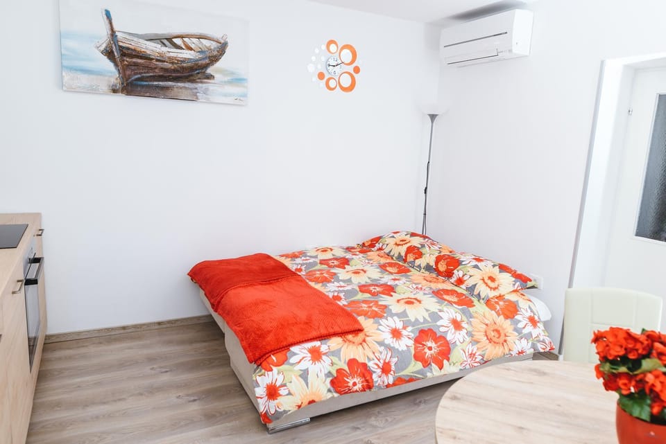 Bed, Living room