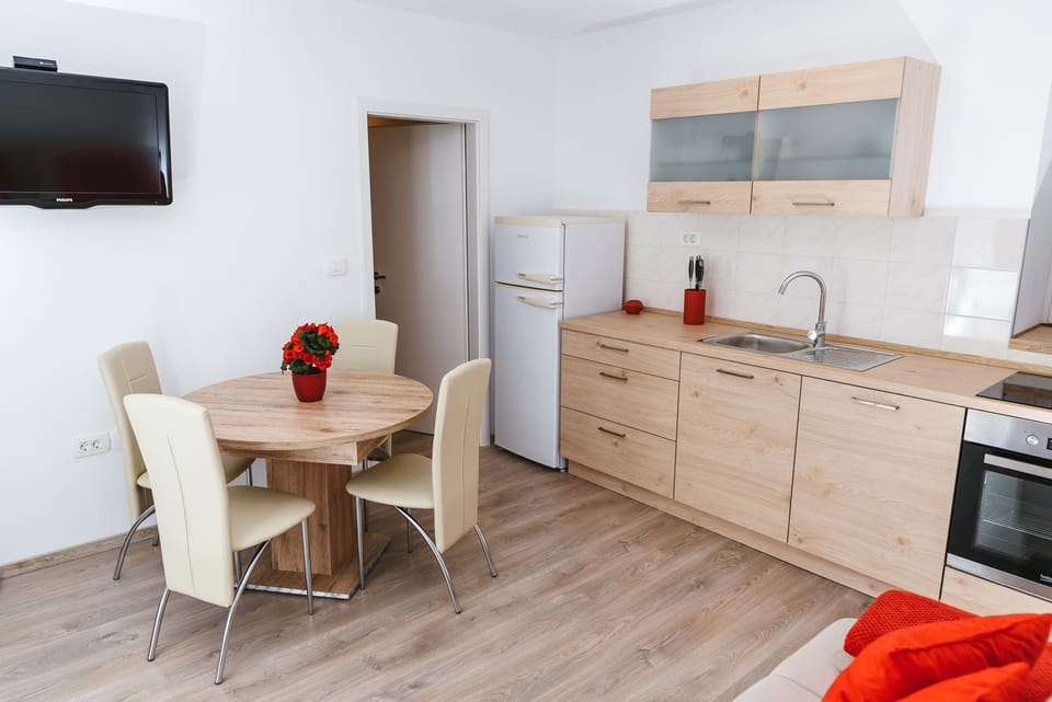 Communal lounge/ TV room, Coffee/tea facilities, Kitchen or kitchenette, Dining area