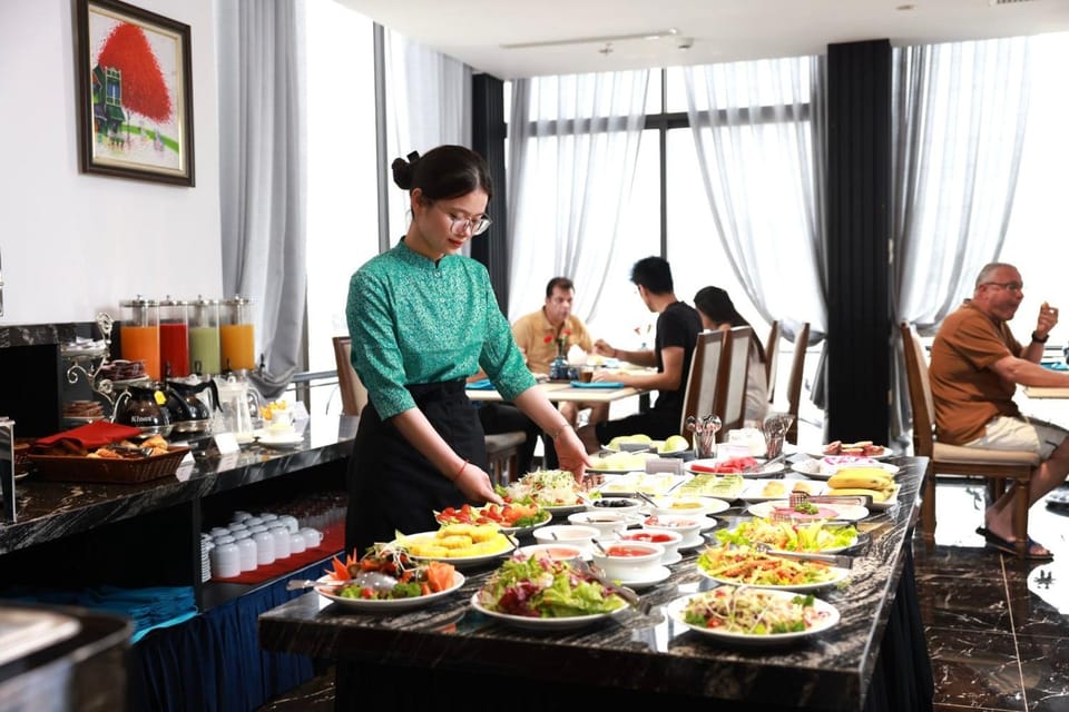 Restaurant/places to eat, Food and drinks, Banquet/Function facilities, Food, Buffet breakfast, group of guests