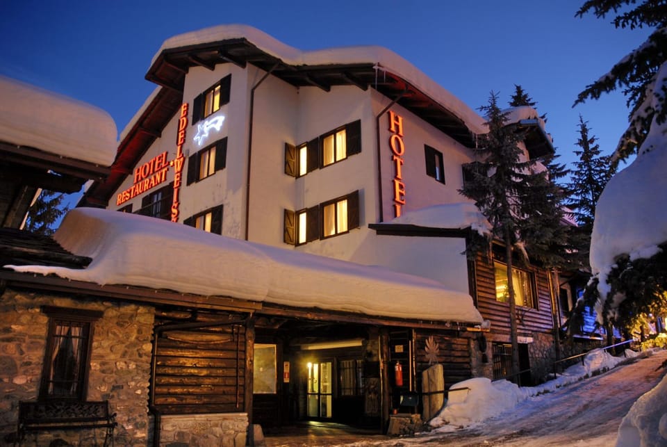 Facade/entrance, Night, Winter