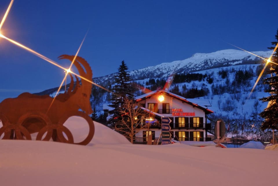 Facade/entrance, Night, Winter
