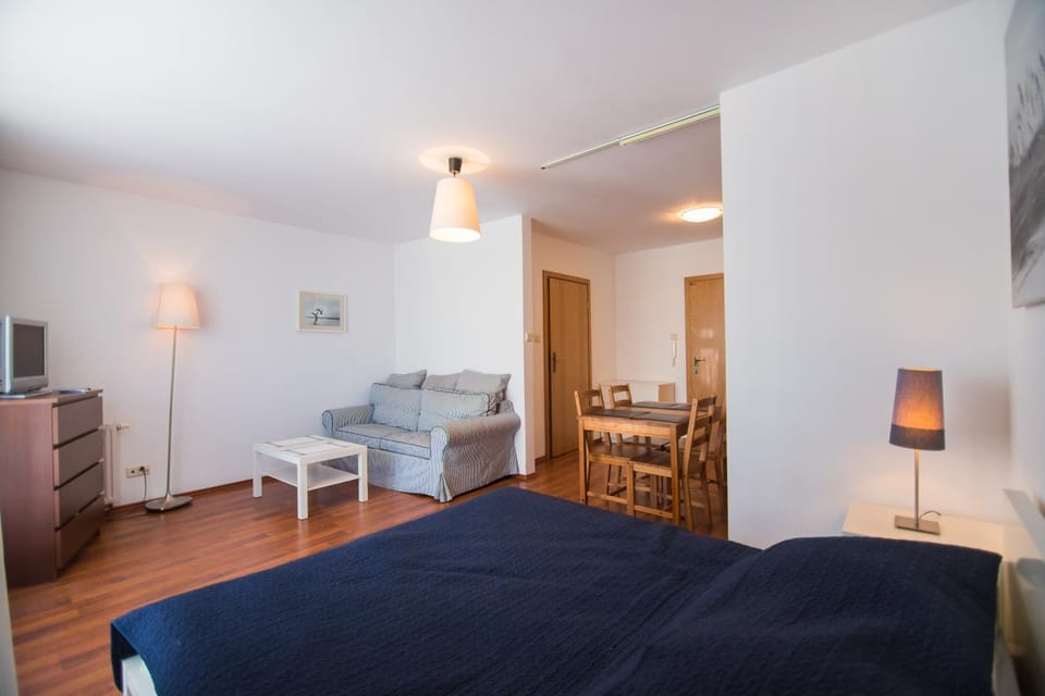 Bed, Living room, Photo of the whole room, Seating area