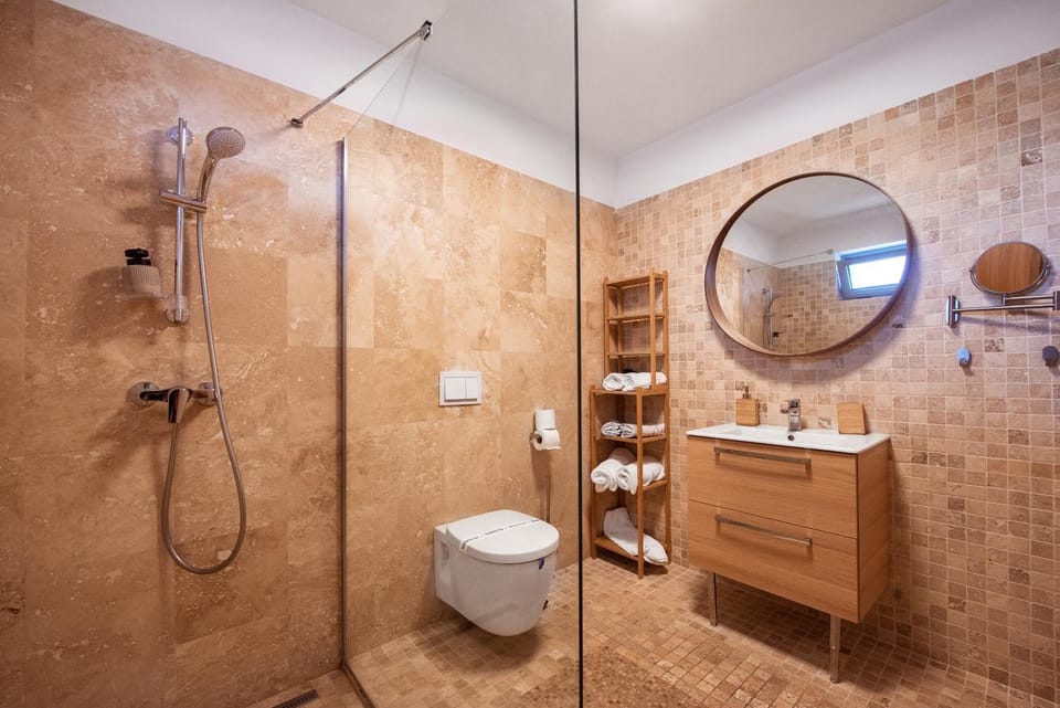 Shower, Toilet, Bathroom, towels