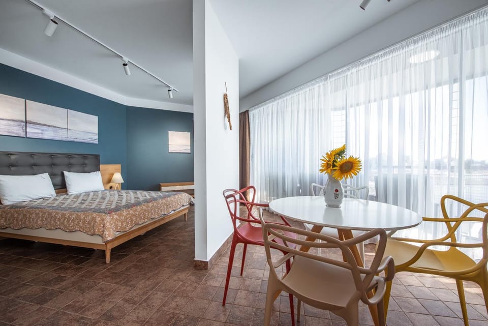 Bed, Photo of the whole room, Dining area, Bedroom