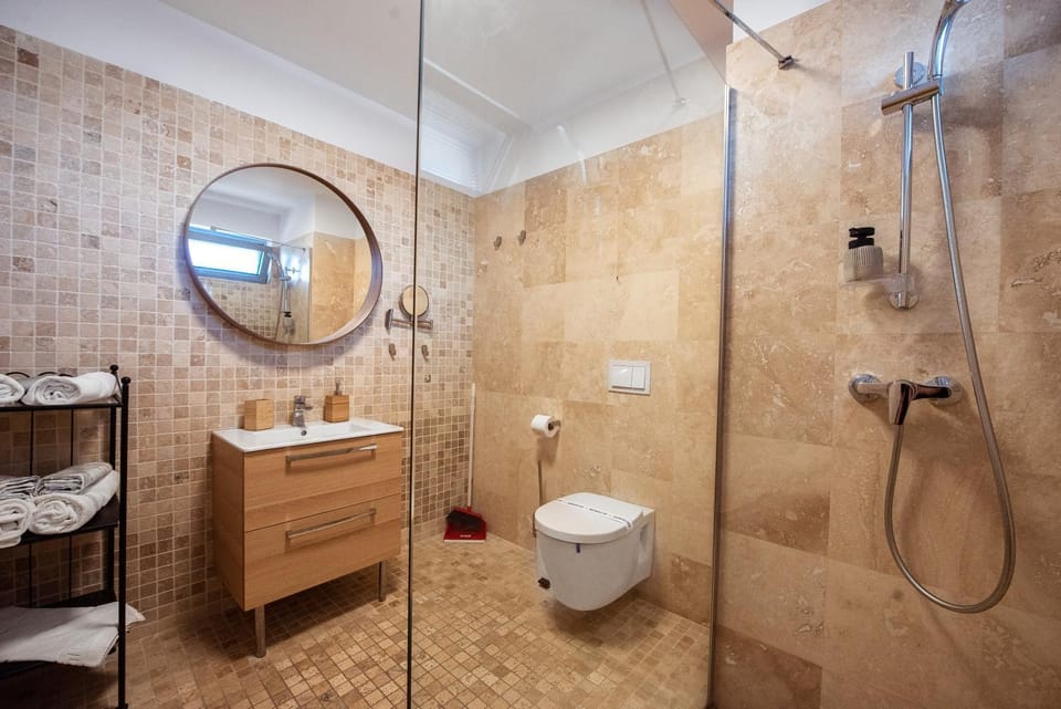 Shower, Toilet, Bathroom, towels