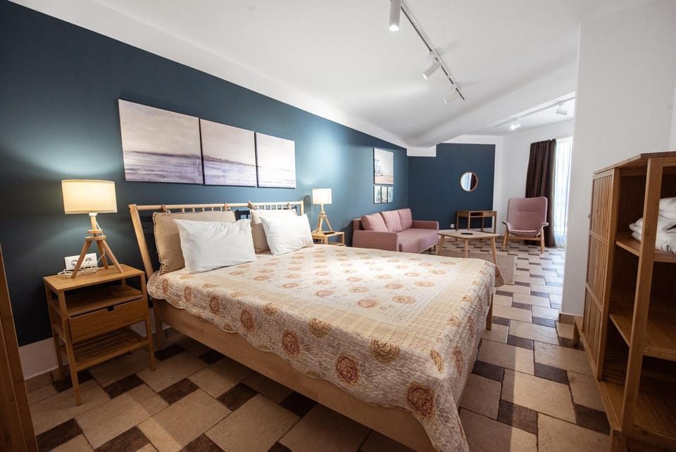 Bed, Seating area, Bedroom, hair dresser
