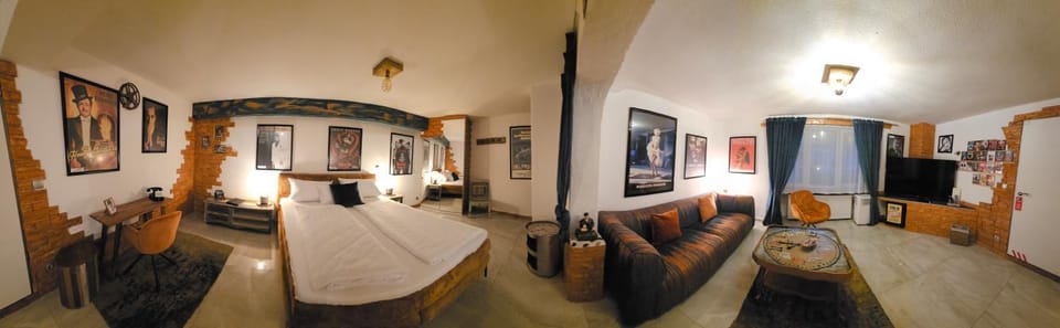 Bed, Living room, Photo of the whole room, Seating area, Bedroom