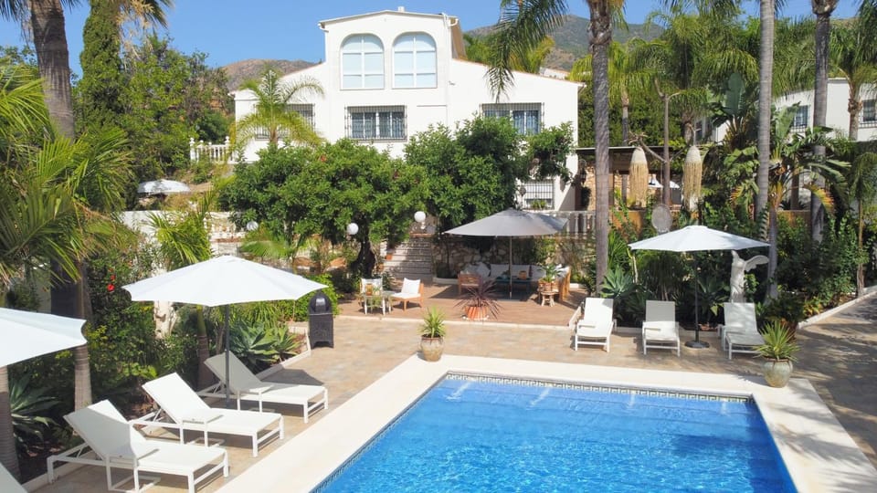 Communal lounge/ TV room, Garden, Balcony/Terrace, Swimming pool