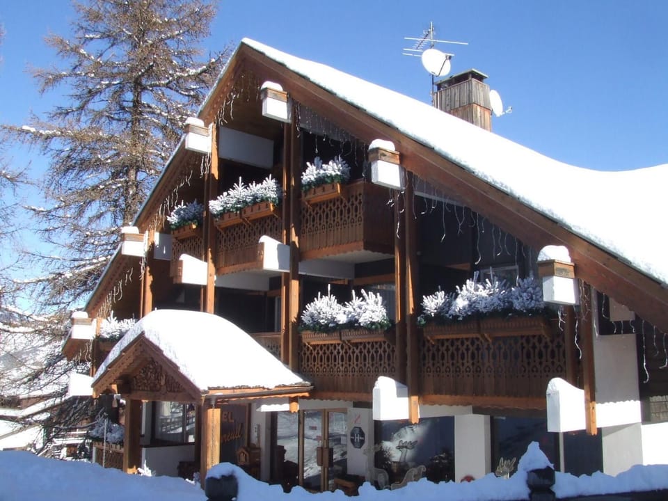 Facade/entrance, Winter