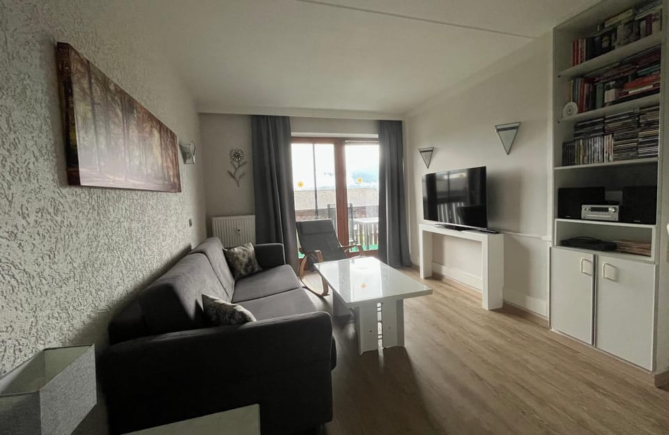 Living room, Photo of the whole room, Seating area, internet