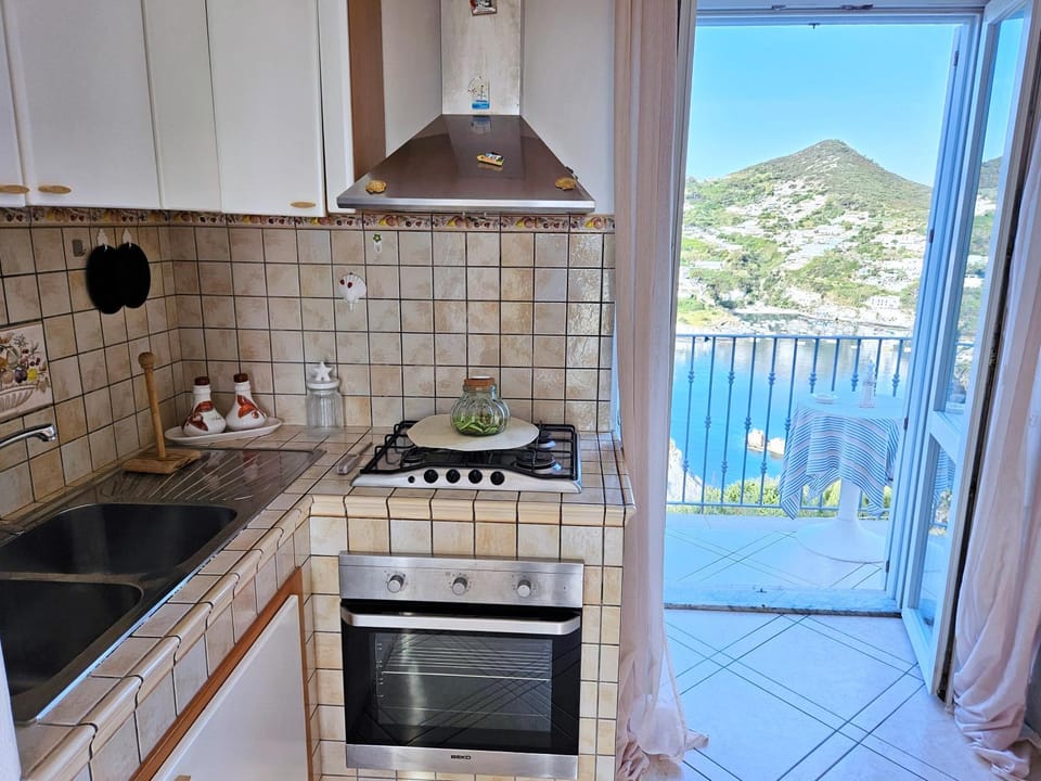 Kitchen or kitchenette, Sea view