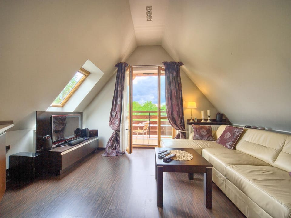 Bed, Day, Summer, TV and multimedia, Balcony/Terrace, Living room, Seating area